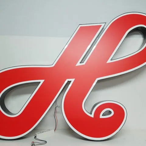 Litery i loga świetlne