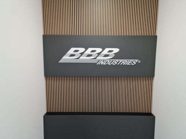 logo firmowe wycięte z plexi