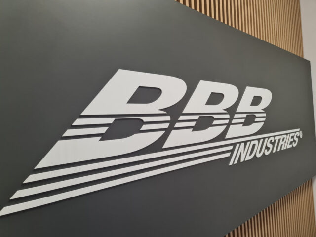 logo firmowe wycięte z plexi