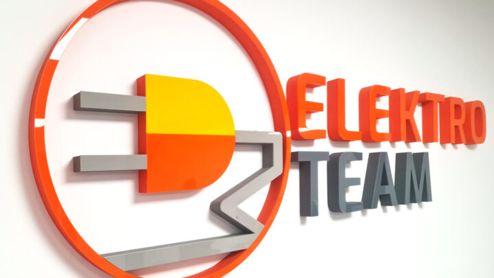 Logo ze styroduru lico z plexi