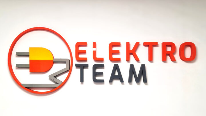 Logo ze styroduru lico z plexi